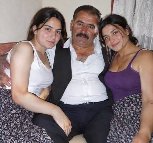 İki genç kız olarak köyün ağasına kuma olarak gittik